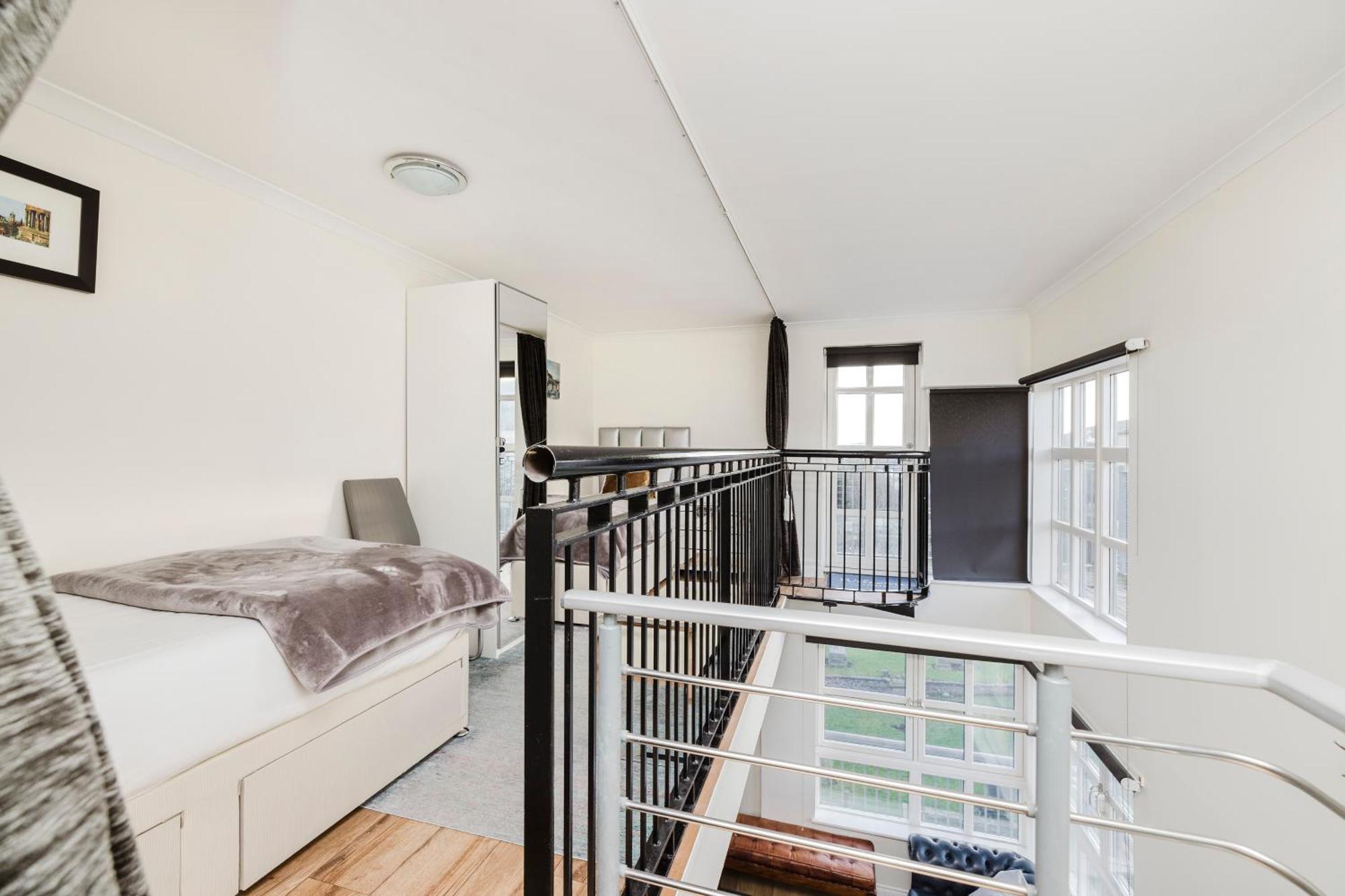 Joivy Stylish Apartment With Balcony In Old Town Единбург Екстериор снимка