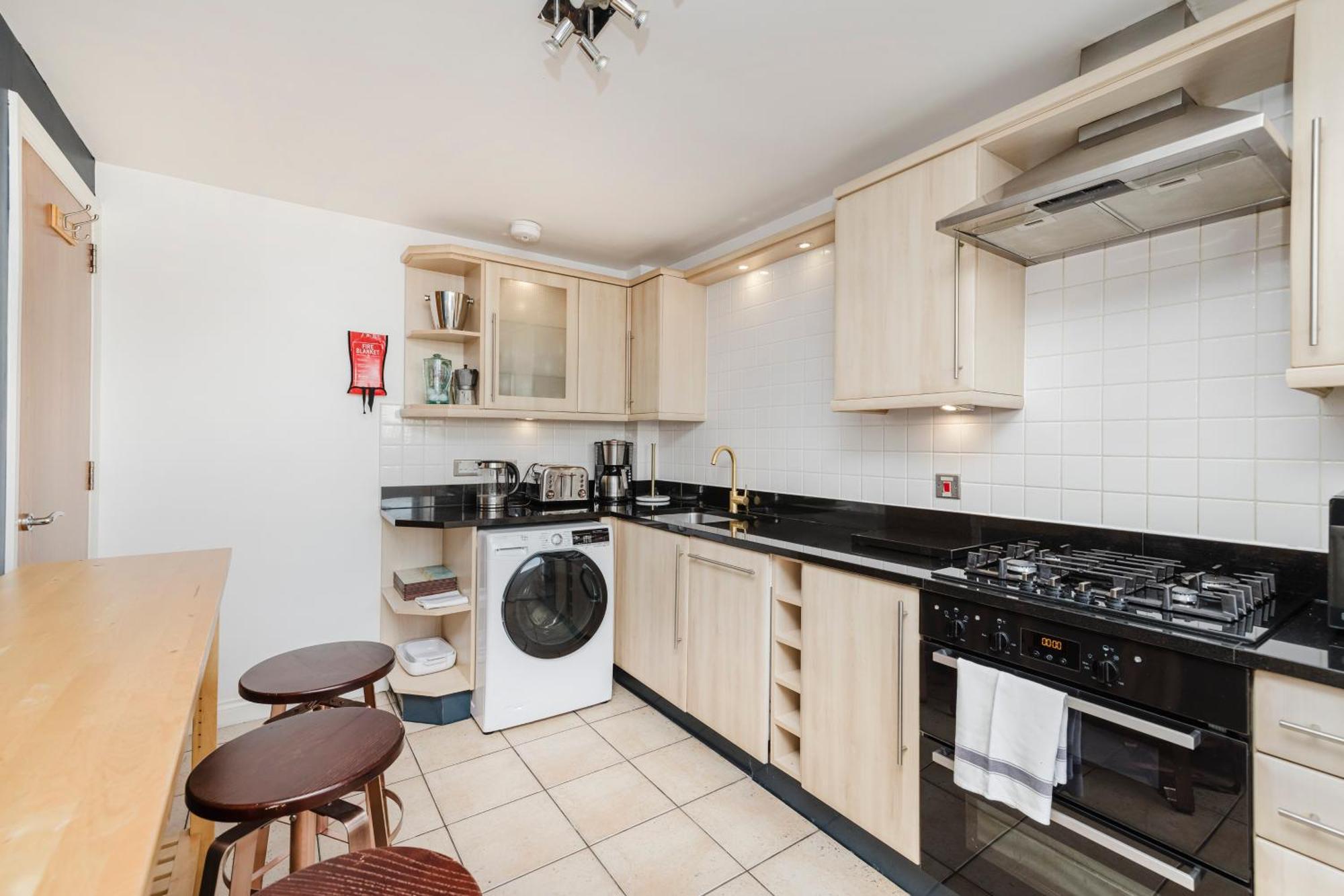 Joivy Stylish Apartment With Balcony In Old Town Единбург Екстериор снимка