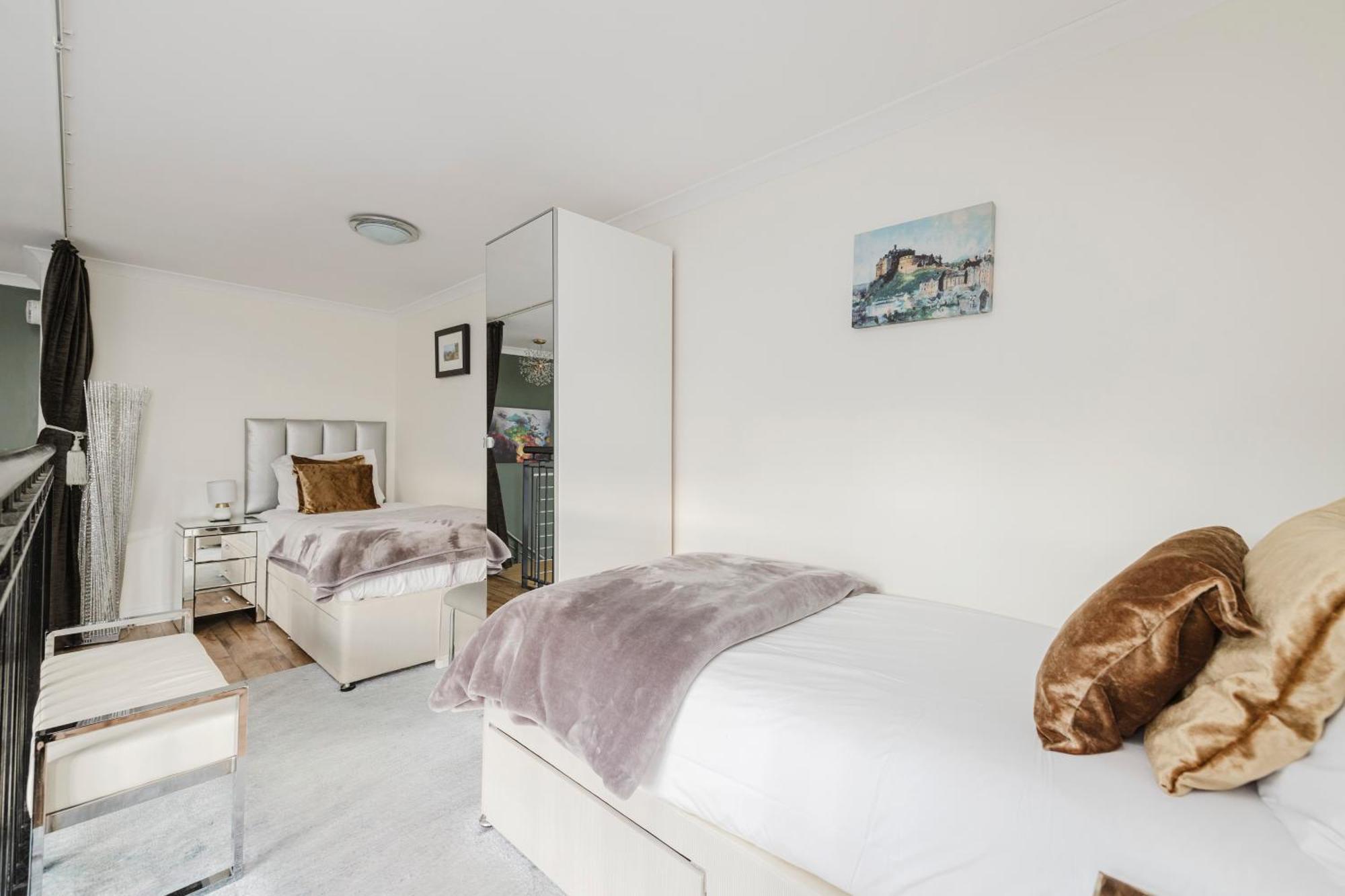 Joivy Stylish Apartment With Balcony In Old Town Единбург Екстериор снимка